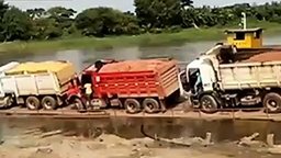 Смотреть Потопили грузовики