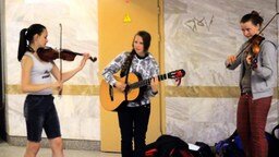 Смотреть Музыка от девушек в метрополитене