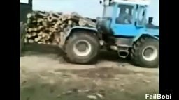 Трактор вытаскивает трактор