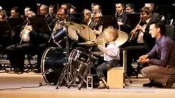 Маленький барабанщик и духовой оркестр