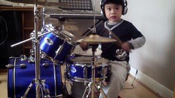 Смотреть Четырёхлетний барабанщик