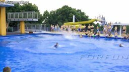 Смотреть Подборка забавных прыжков в воду