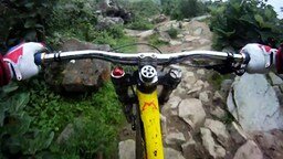 Смотреть Экстремал-велосипедист в горах