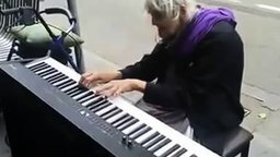 Смотреть Пожилая пианистка