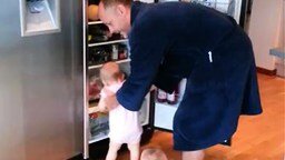 Двойняшки атакуют холодильник