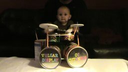Папа готовит сына к стезе барабанщика