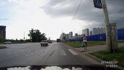 Водитель помогает пешеходу перейти улицу