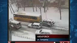 Смотреть Джип толкнул автобус в горку
