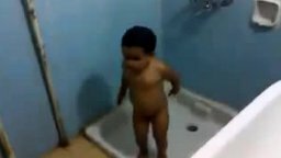 Малыш танцует в душе