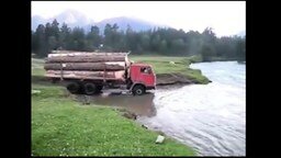 Лесовоз преодолевает реку