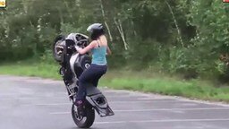 Девушка против мотоцикла