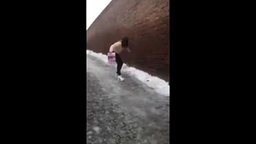 Девушка на каблуках на льду