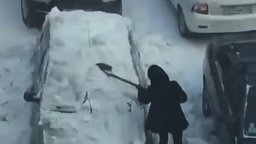 Смотреть Очистка авто от снега лопатой