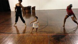 Смотреть Двухлетняя дочка учит танцевать родителей