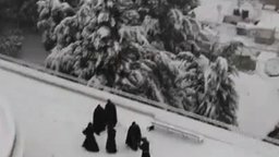 Монахи играют в снежки