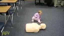 Малыш оказывает первую помощь