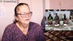 Смотреть Реакция бабушки на мытьё детей в Индии