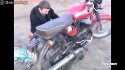 Смотреть Деревенский трамплин для мотоциклиста