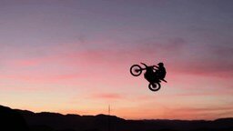 Трюки в пустыне на мотоциклах