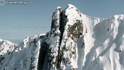 Лыжник покоряет скальную расщелину