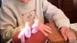 Смотреть 102-летняя бабушка задувает свечи