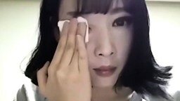 Кореянка смывает макияж...