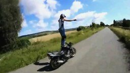 Смотреть Девушка на мотоцикле
