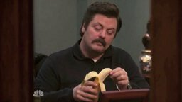 Как мужчина ест банан