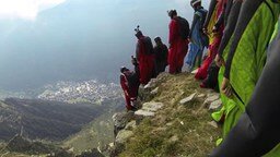 Смотреть Экстремалы-прыгуны с гор