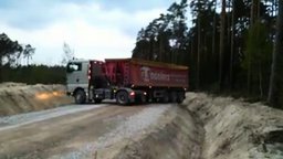 Смотреть Разворот грузовика на узкой дороге