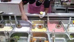 Смотреть Как тайцы мороженое подают