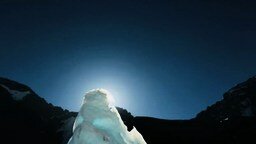 Смотреть Уникальный прыжок с Эвереста