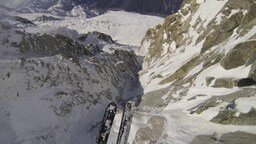 Экстремалы на лыжах с парашютом