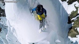 Лыжник ищет приключений в горах