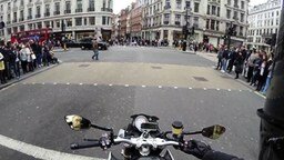 Смотреть Мотоциклист подшутил над пешеходом