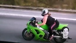 Смотреть Богиня на спортивном мотоцикле