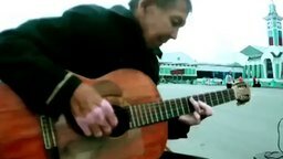 Смотреть Бездомный попросил дать сыграть на гитаре...