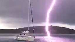 Молния ударяет рядом с лодкой