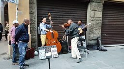 Смотреть Приятное музыкальное уличное трио