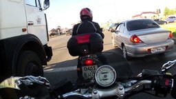 Смотреть Приветливые мотоциклисты