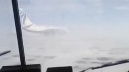Смотреть Ветер сдувает самолёт