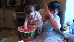 Смотреть Малышка ковыряется в арбузе