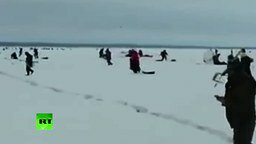 Смотреть Как рыбаков на льдине уносит