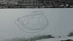 Портрет Гагарина на снегу