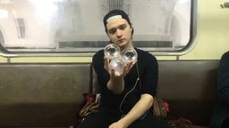 Мастер стеклянных шаров в метро