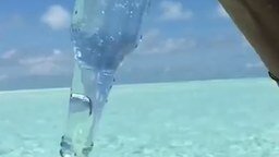 Как вода из бутылки вытекает смотреть видео прикол - 0:33