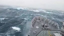 Смотреть Корабль в сокрушительный шторм