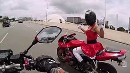 Смотреть Девушка на спортивном мотоцикле