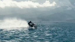 Смотреть На мотоцикле по воде