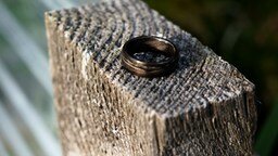 Смотреть Как сделать кольцо из шпона